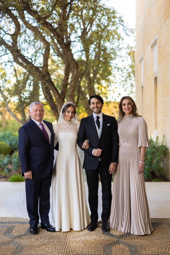 Rania de Jordania con su hija Iman, Abdalá II, su hija Iman y su yerno