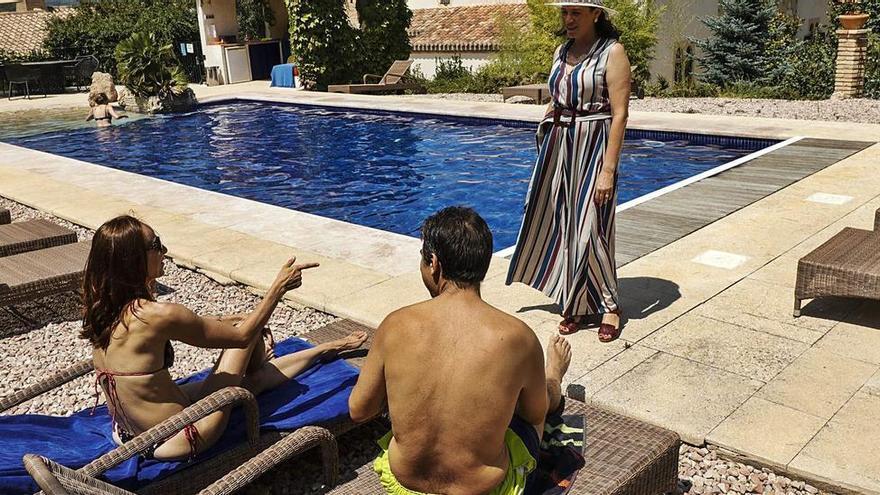 Clientes disfrutando de la piscina en el Hotel Masía La Mota, en pleno corazón de la Font Roja.