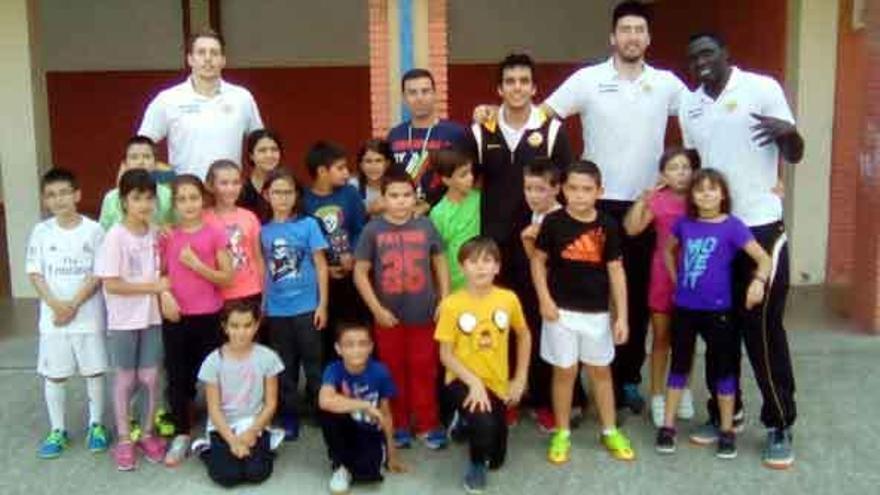 Los jugadores del Innova Chef participan en el programa &quot;Basket en la escuela&quot;.