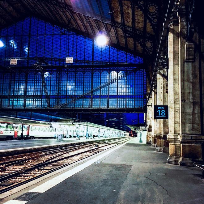 La estación de tren despide viajeros cada anochecer