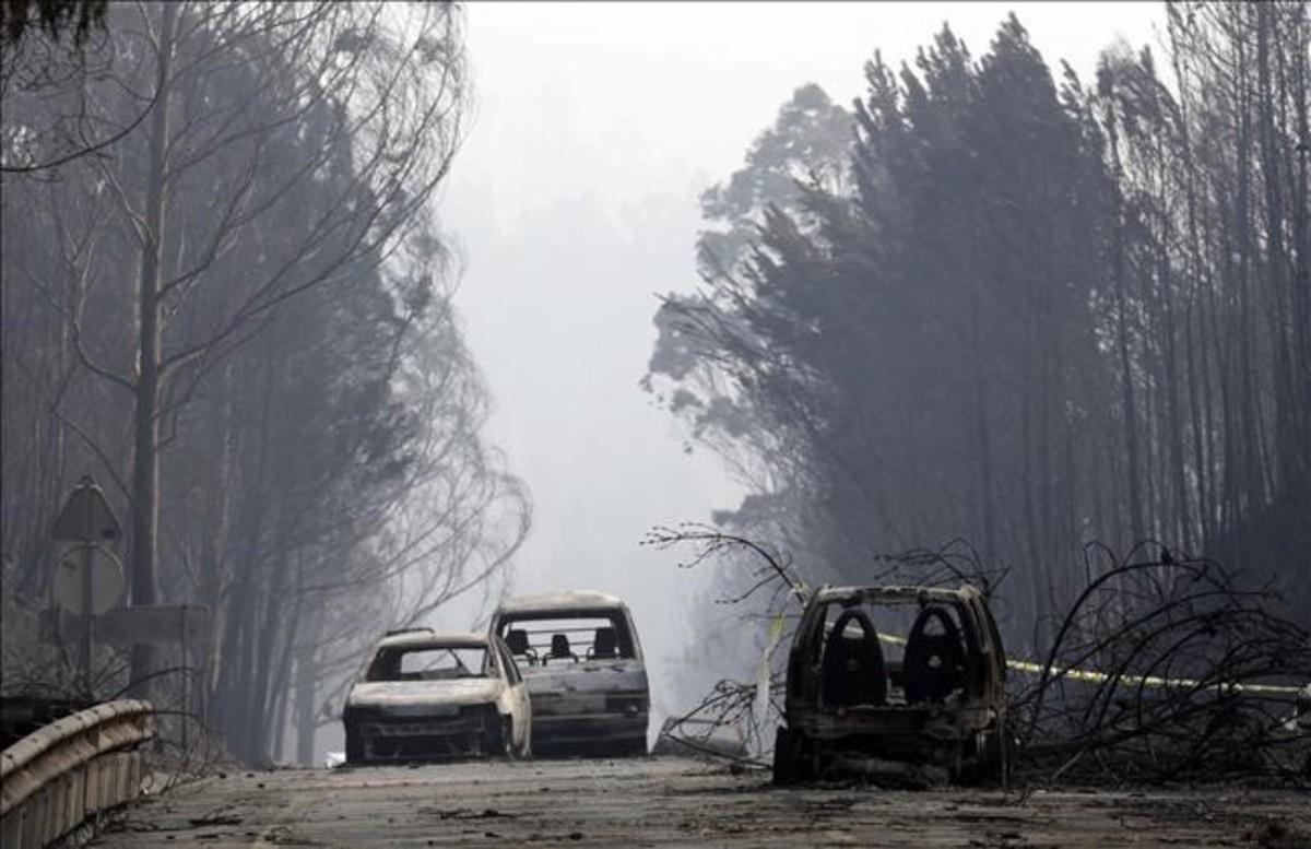 abertran38939972 burnt cars block the road between castanheira de pera and fi170618131233