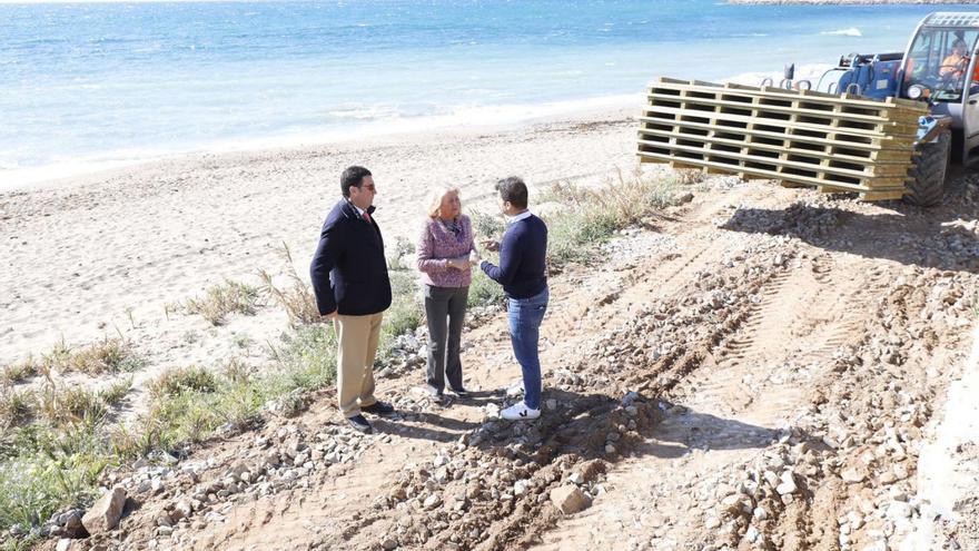 Ángeles Muñoz, en marzo, en una visita a las obras de un tramo de senda en Las Chapas