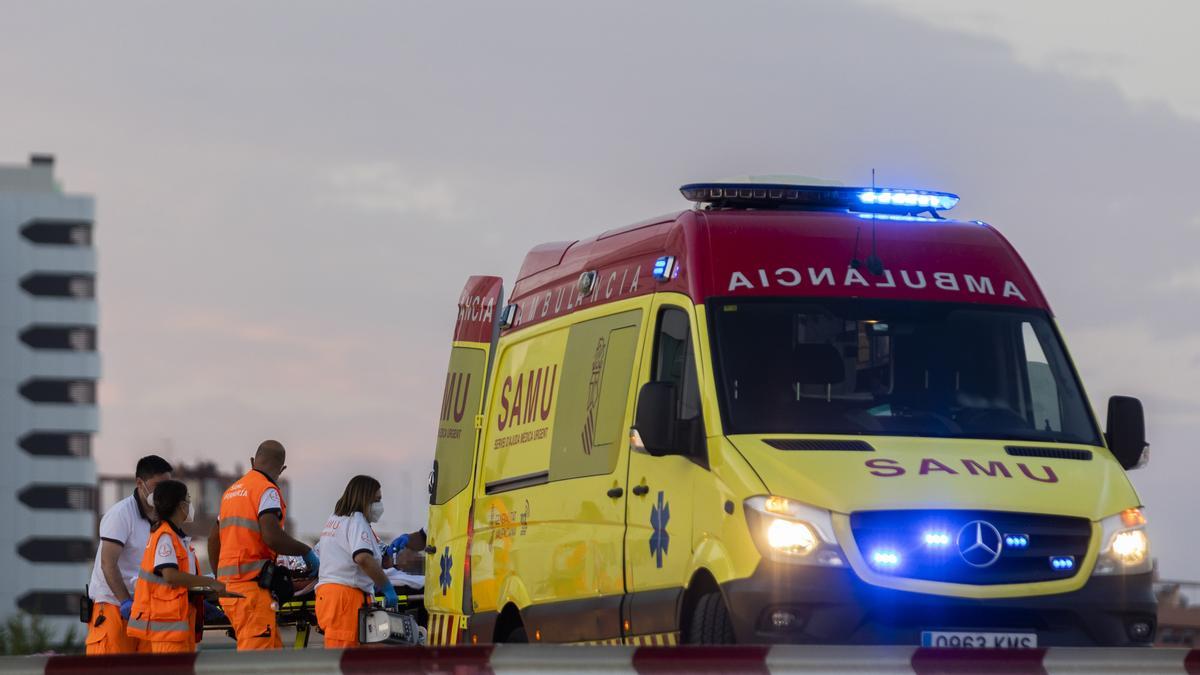 El equipo de una SAMU atendiendo a un paciente en el Hospital La Fe.