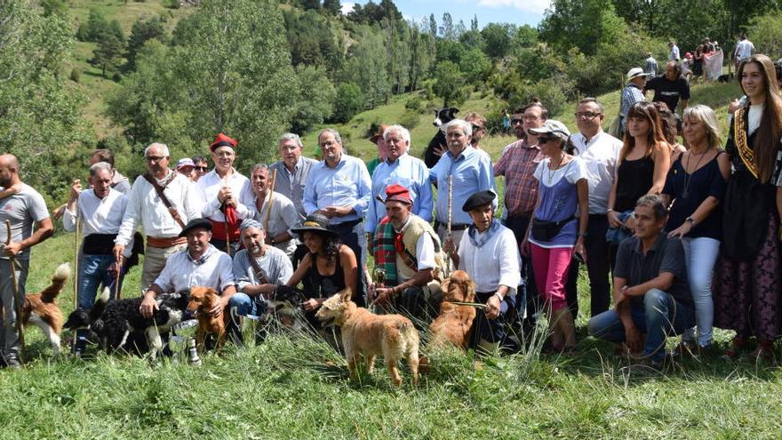 El president català Quim Torra amb els participants al concurs berguedà, el 2019