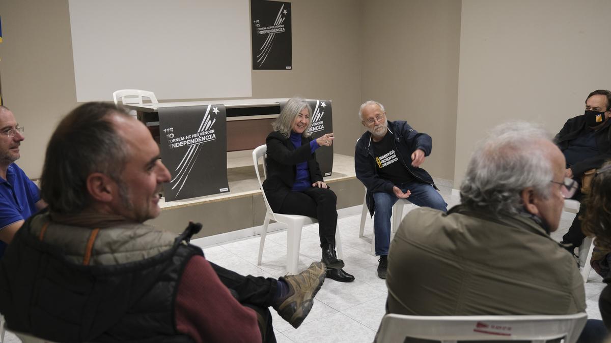 Dolors Feliu amb al responsable de l&#039;ANC a Manresa, Josep Emili Puig