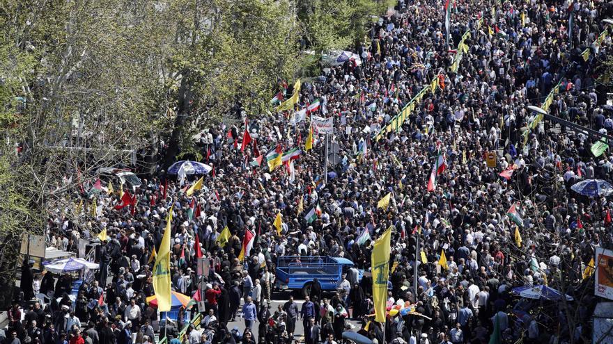 Decenas de miles de iranís claman venganza contra Israel por el ataque a la embajada en Damasco