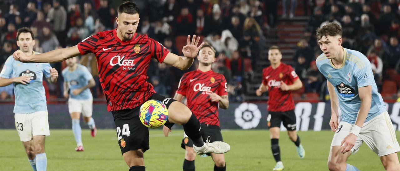 Valjent golpea un balón en el partido ante el Celta