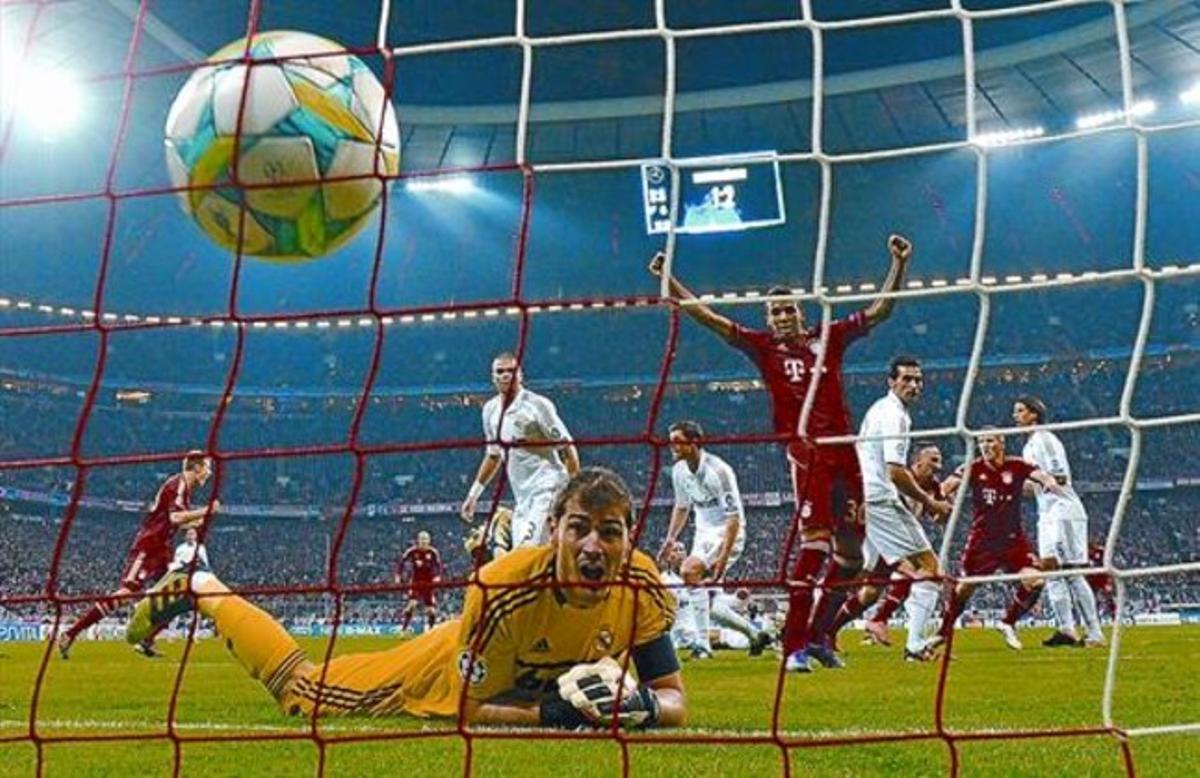 Casillas contempla la pilota dins de la seva porteria després del xut de Ribéry. Casillas contempla la pilota dins de la seva porteria després del xut de Ribéry.