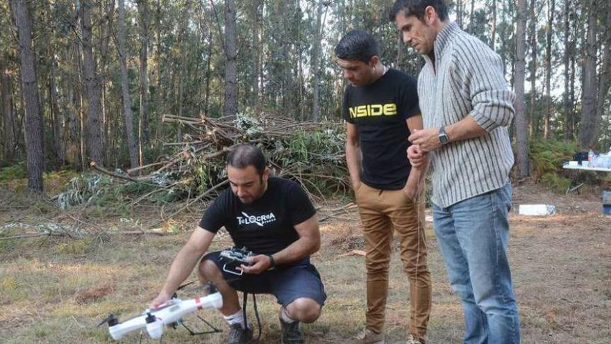 Uno de los drones trabajando ayer en Vilaboa contra los nidos del insecto. // Rafa Vázquez