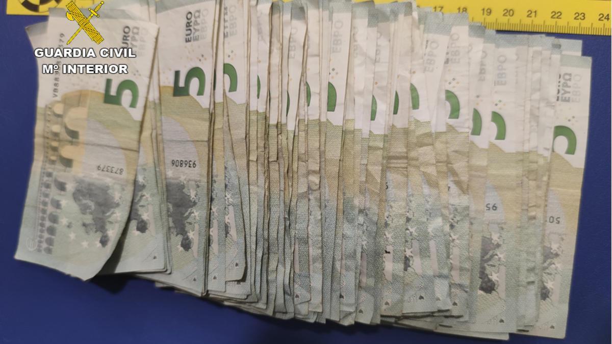 Detenido por pedir cambio de billetes de cinco euros y apoderarse de 500