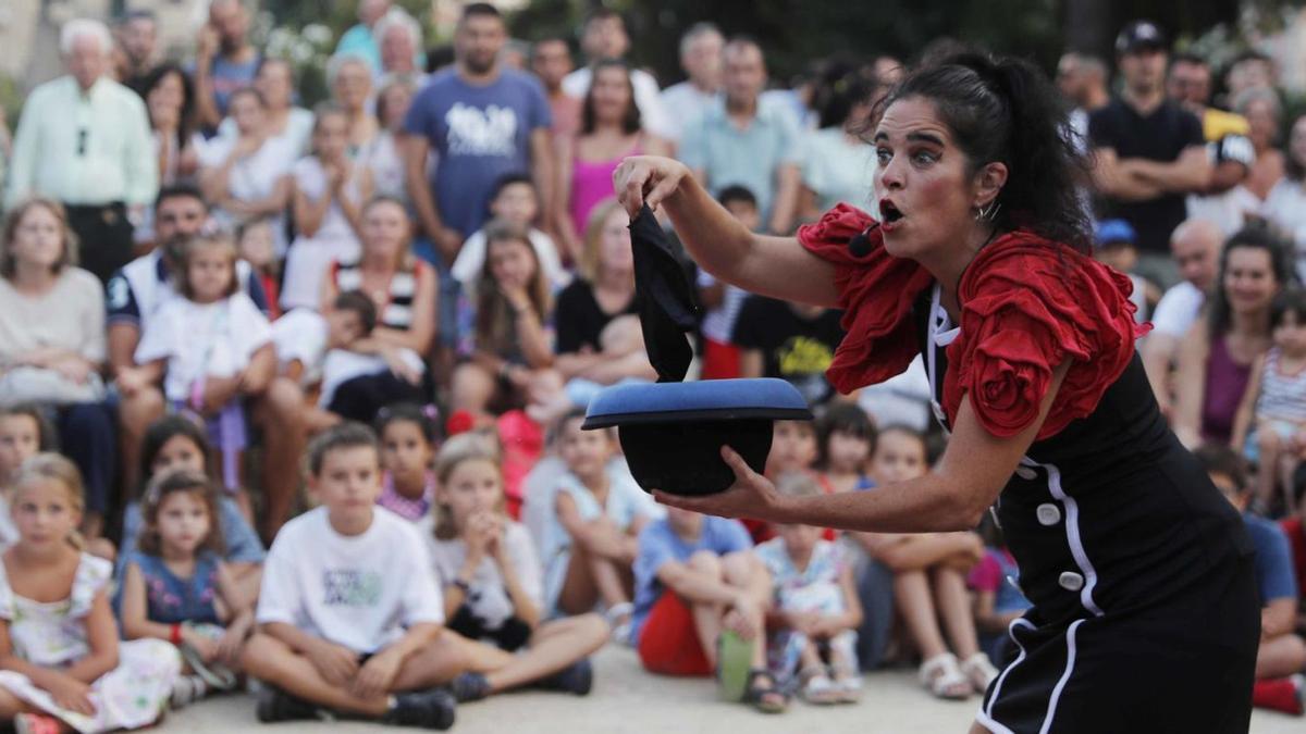 Niños y mayores, en una de las actuaciones del Festival de Artistas de Rúa.   | // P. H. GAMARRA