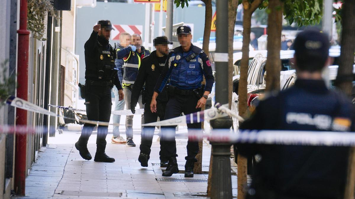 Efectius de la policia nacional al lloc on es va perpetuar l'atac a Vidal-Quadras