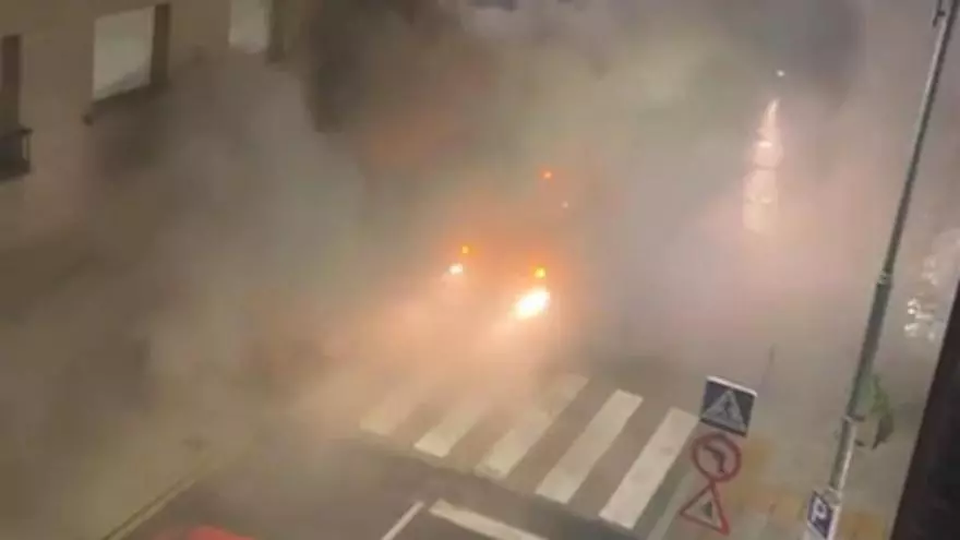 Un incendio calcina por completo una cafetería y una peluquería en el bajo de un edificio en Ordes