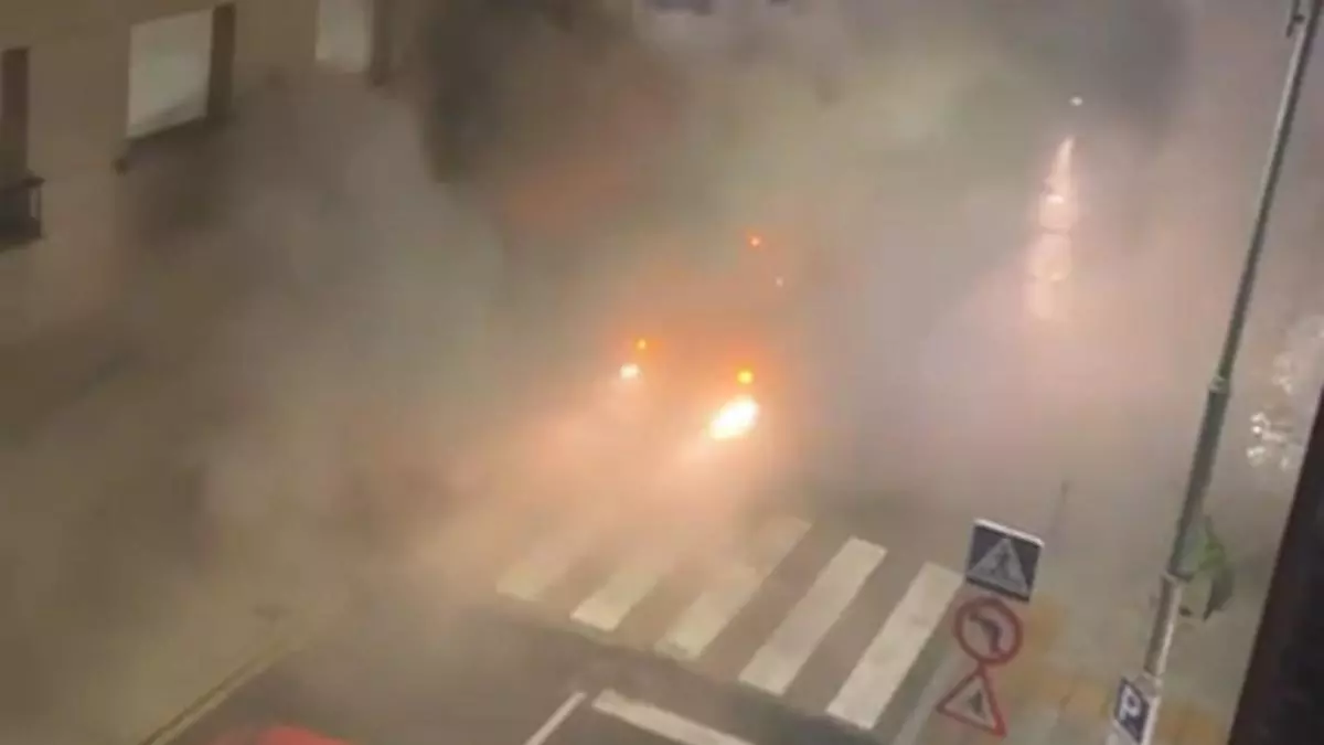 Un incendio calcina por completo una cafetería y una peluquería en el bajo de un edificio en Ordes