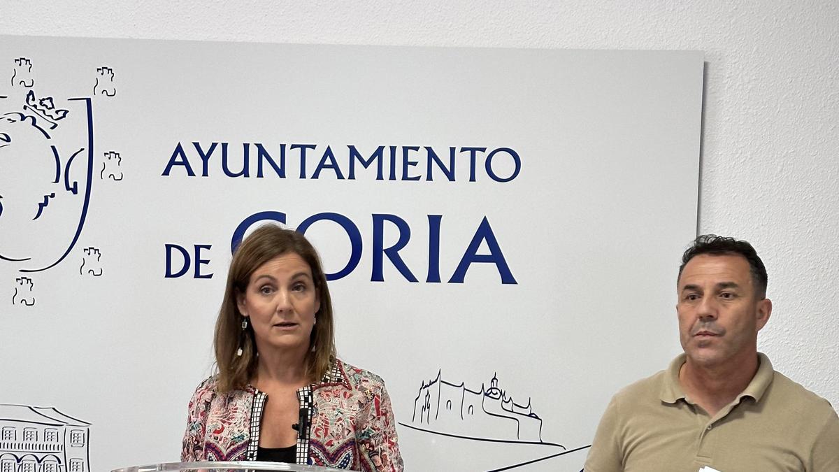 La alcaldesa, Almudena Domingo, junto al concejal de Obras, Juan José Alcón, ayer, en el ayuntamiento.