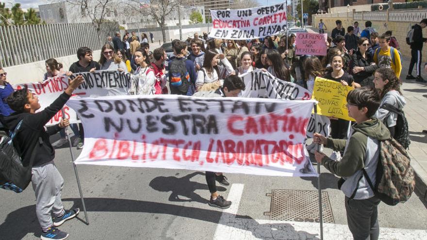 Alumnos del IEs Radio Exterior cortan la calle para reclamar aulas