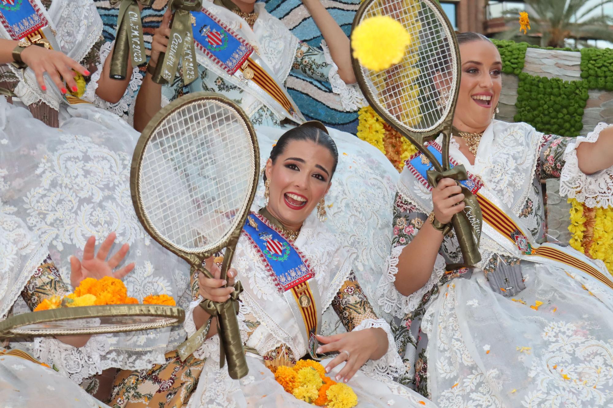 La Batalla de Flores reúne a las falleras de 2022 y 2023