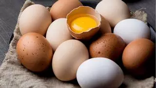 Descubre si el huevo está malo con un sencillo gesto al cogerlo de la nevera: así es el truco