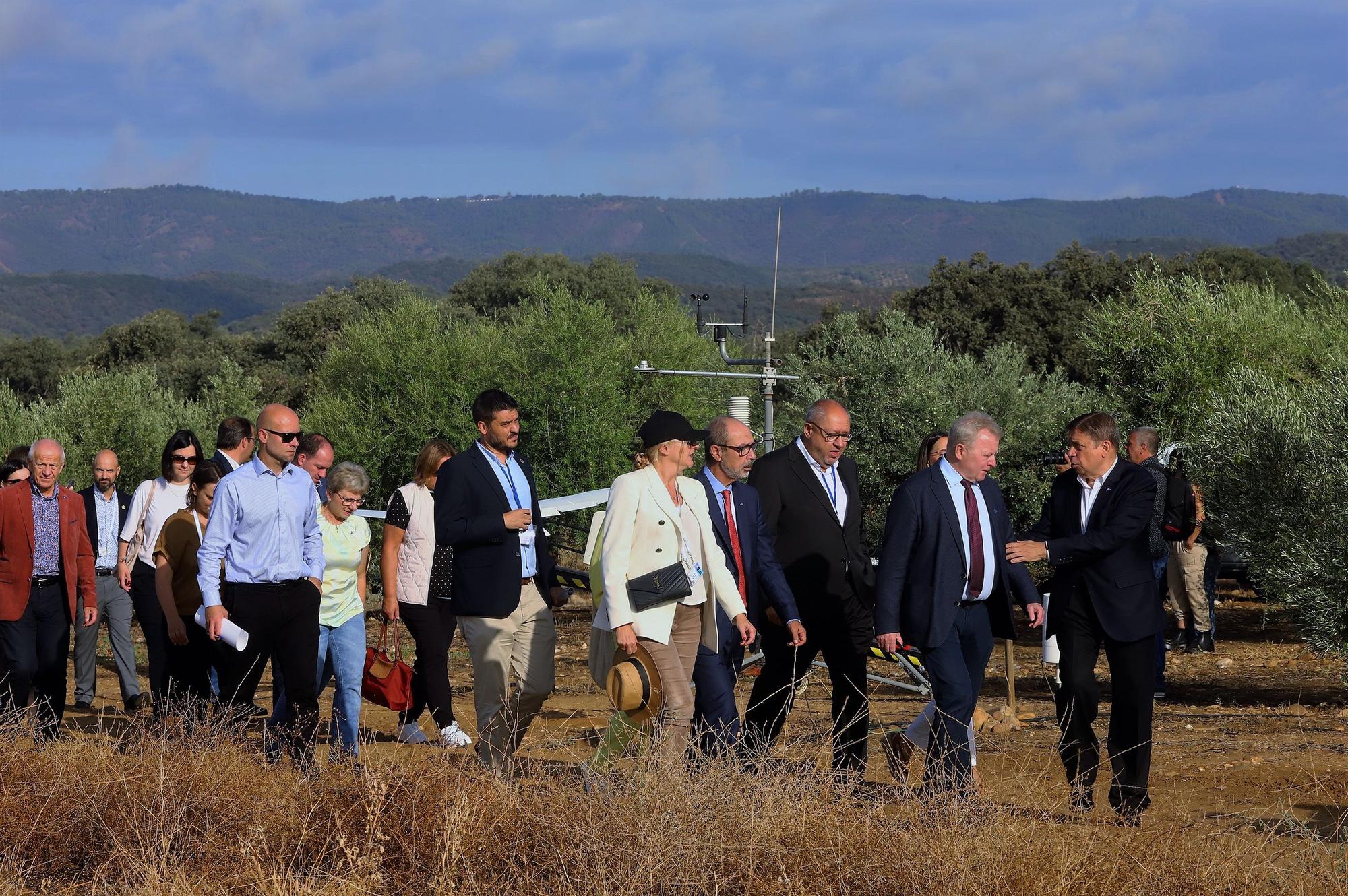 Los ministros de Agricultura de la Unión Europea visitan la finca experimental de Rabanales