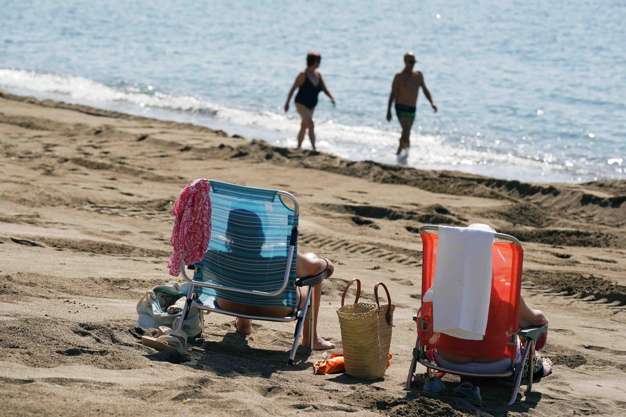 Calor en Málaga en el mes de abril. Bañistas en la playa de La Malagueta y turistas en el Centro de la ciudad, que supera los 28 grados.