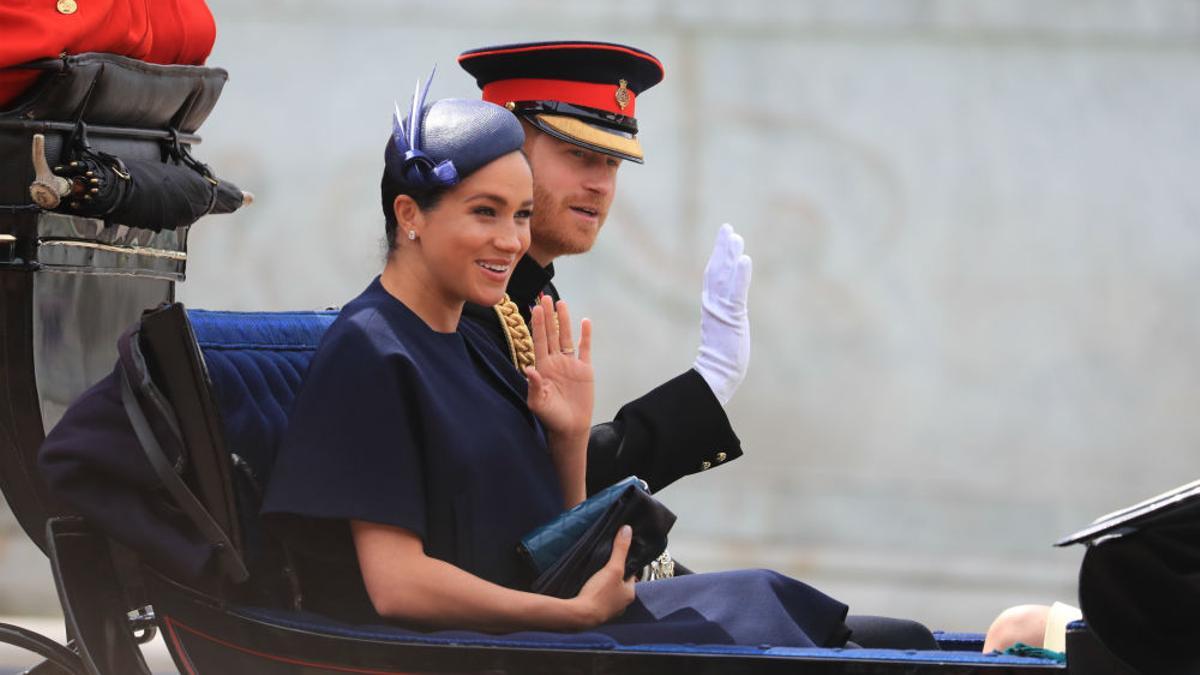 Meghan Markle saluda al público congregado para el desfile 'Trooping the colour' en el que ha reaparecido tras dar a luz