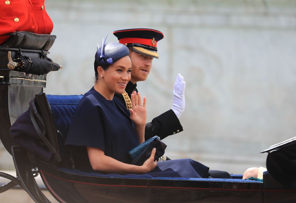 Meghan Markle saluda al público congregado para el desfile 'Trooping the colour' en el que ha reaparecido tras dar a luz