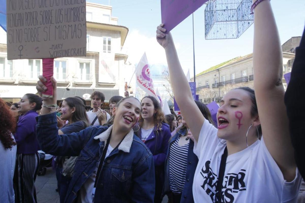 La "marea morada" recorre el centro de Vigo en el 8M