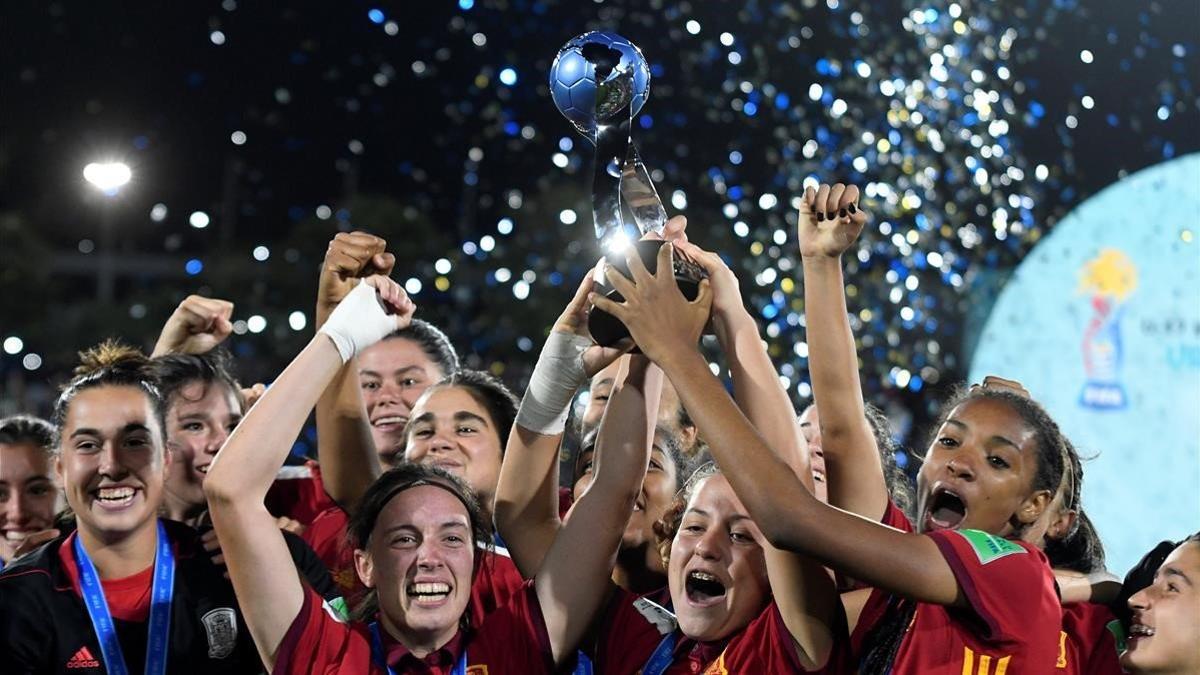 Las jugadoras de la selección española sub-17 festejan su título mundial en Uruguay.