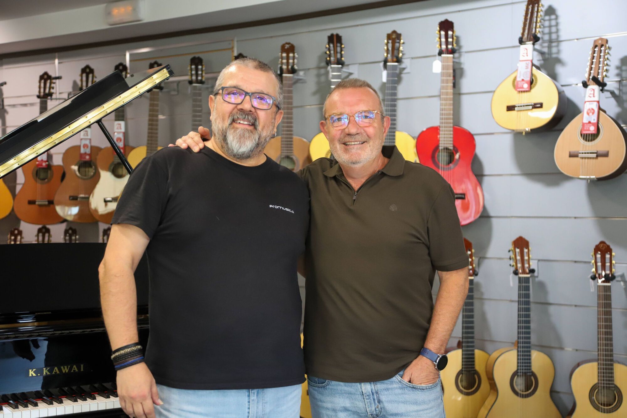 Alonso Torres y Clodo Silva, dos históricos de Los Mirinda, en Promúsica, el lugar de trabajo del primero.