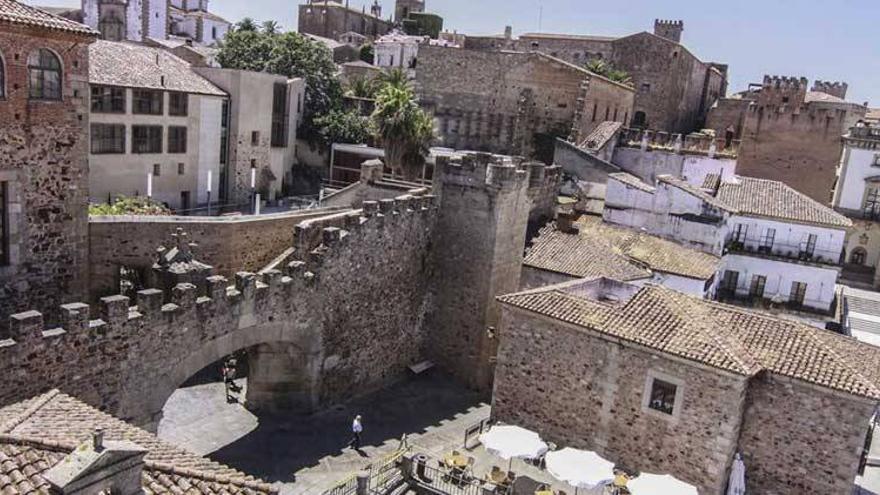 El Ayuntamiento de Cáceres limpiará la muralla pero, de momento, no se atenderán las humedades