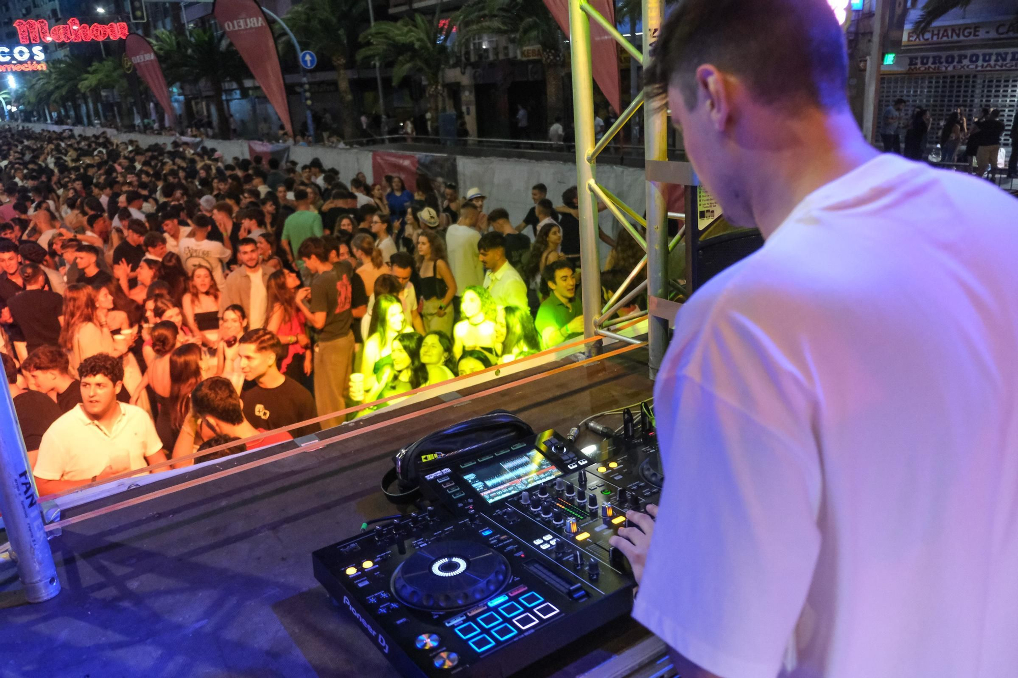 Galería de fotos: así es salir de fiestas en Hogueras de Alicante