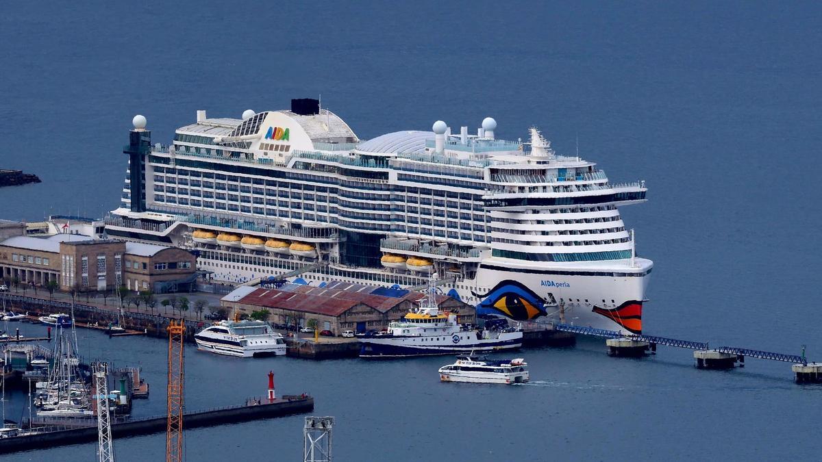 El crucero «AidaPerla» en el puerto de Vigo.