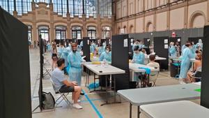 Realización de tests de antígenos a los asistentes al Canet Rock, en la estación del Nord de Barcelona.