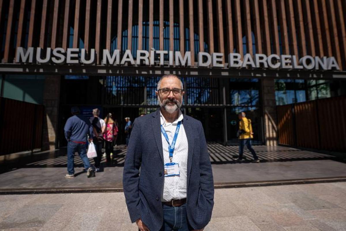 El director del museo, ante una de sus entradas.