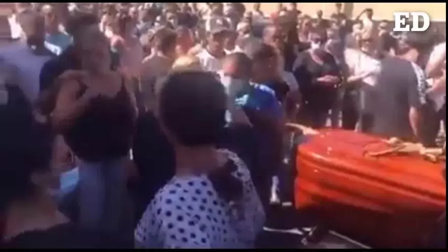 Guía de Isora pide disculpas por un entierro multitudinario