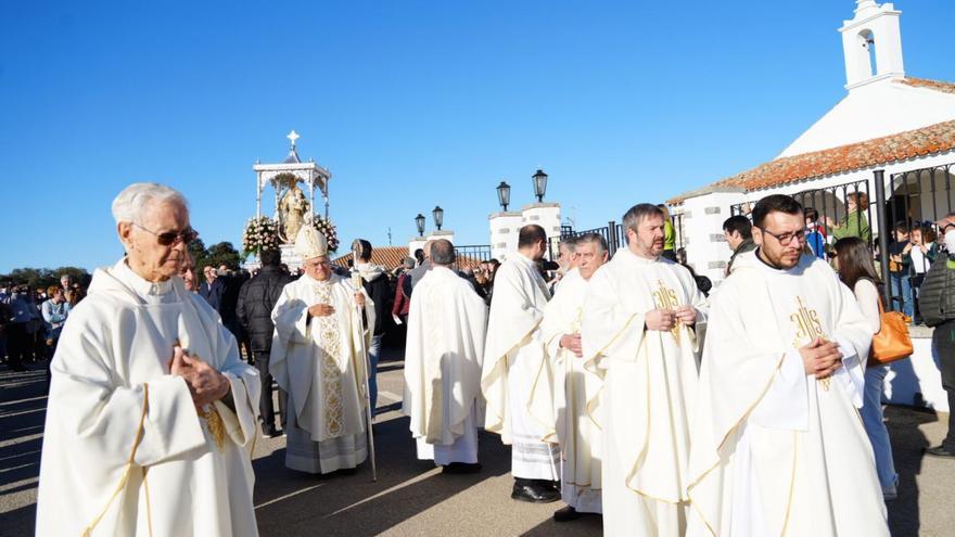 Procesión de la Virgen de Luna por los alrededores del santuario, con el obispo ante la patrona.