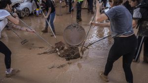 Varias personas limpian los estragos ocasionados por la DANA