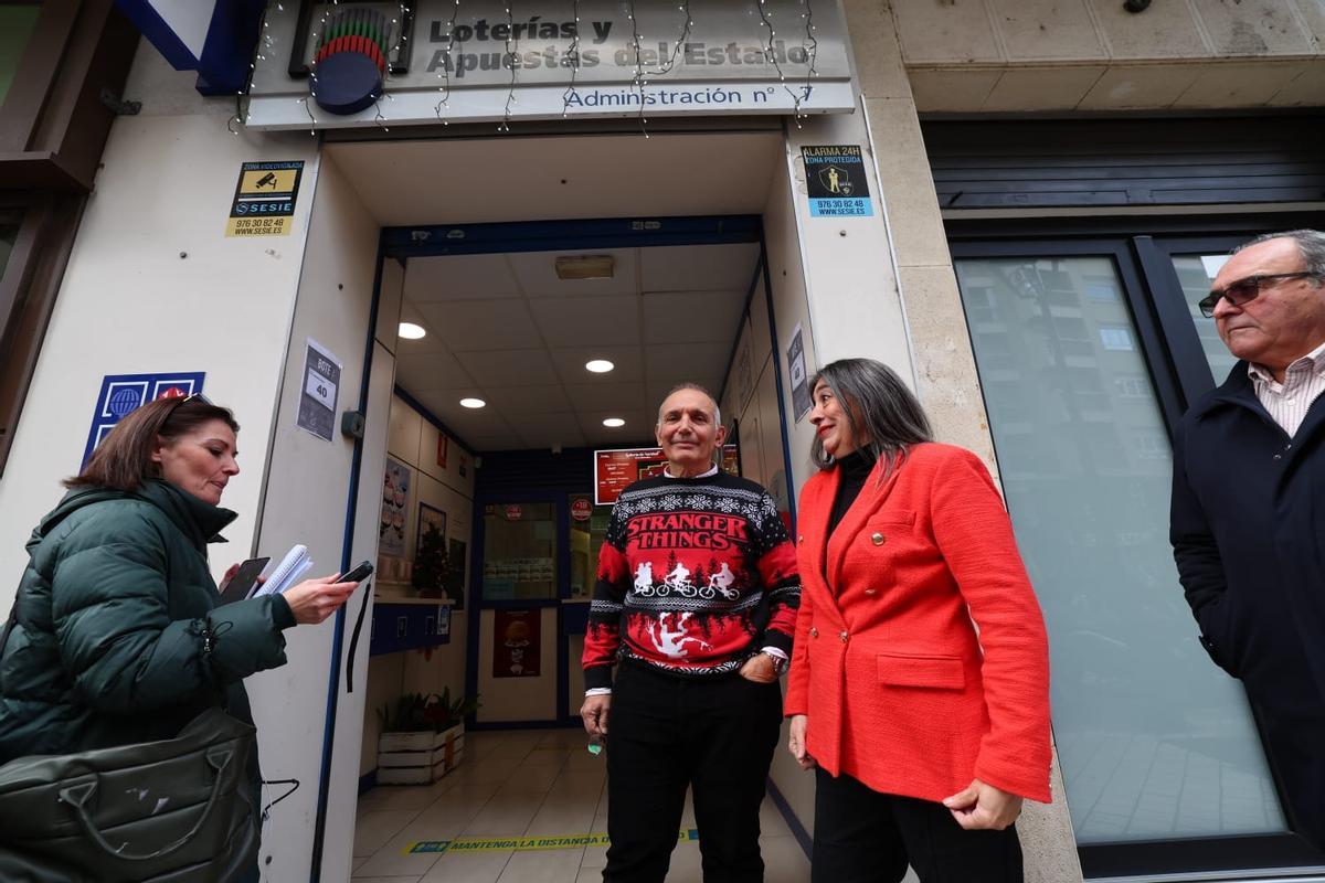 Los loteros de la administración del Coso donde se ha vendido el quinto premio 60649.