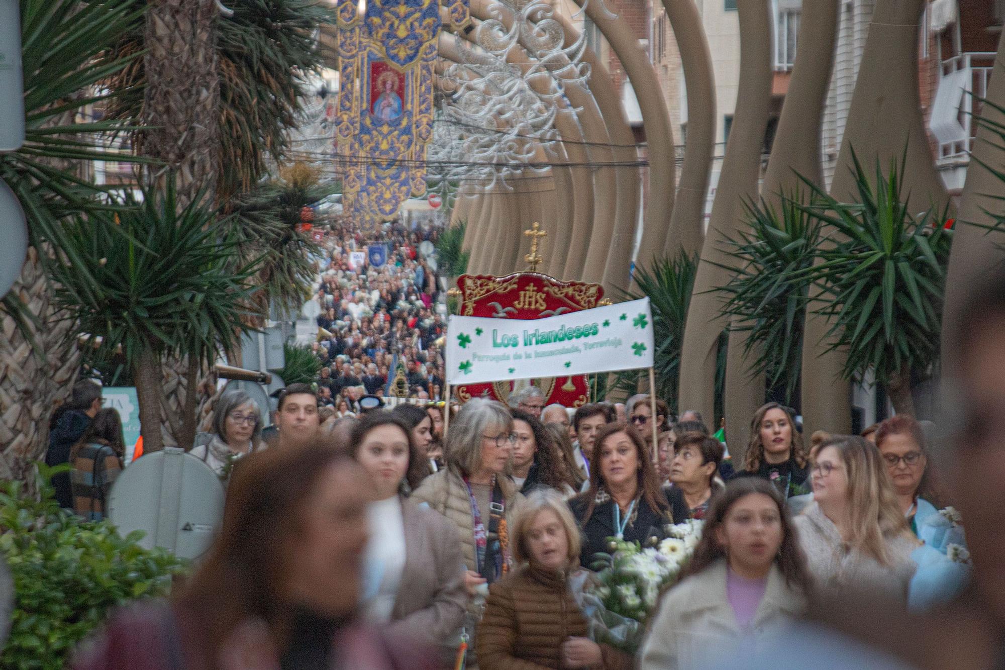 Más de 70 entidades y asociaciones participan en la multitudinaria ofrenda a la patrona que vistió de flores la fachada de iglesia de la Inmaculada Concepción