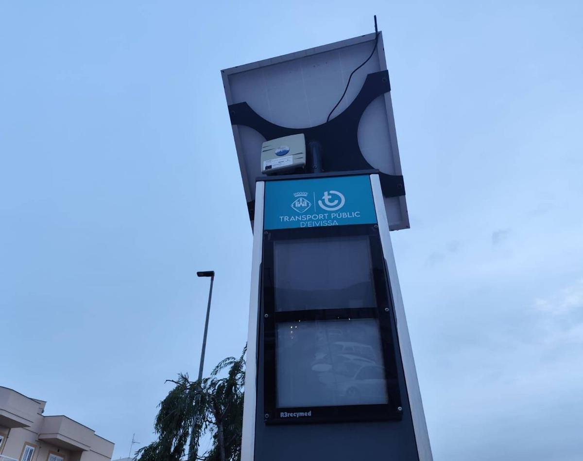 Tótem inutilizado en la parada de autobús de Can Bonet. | FOTOS: J. M.L. R.