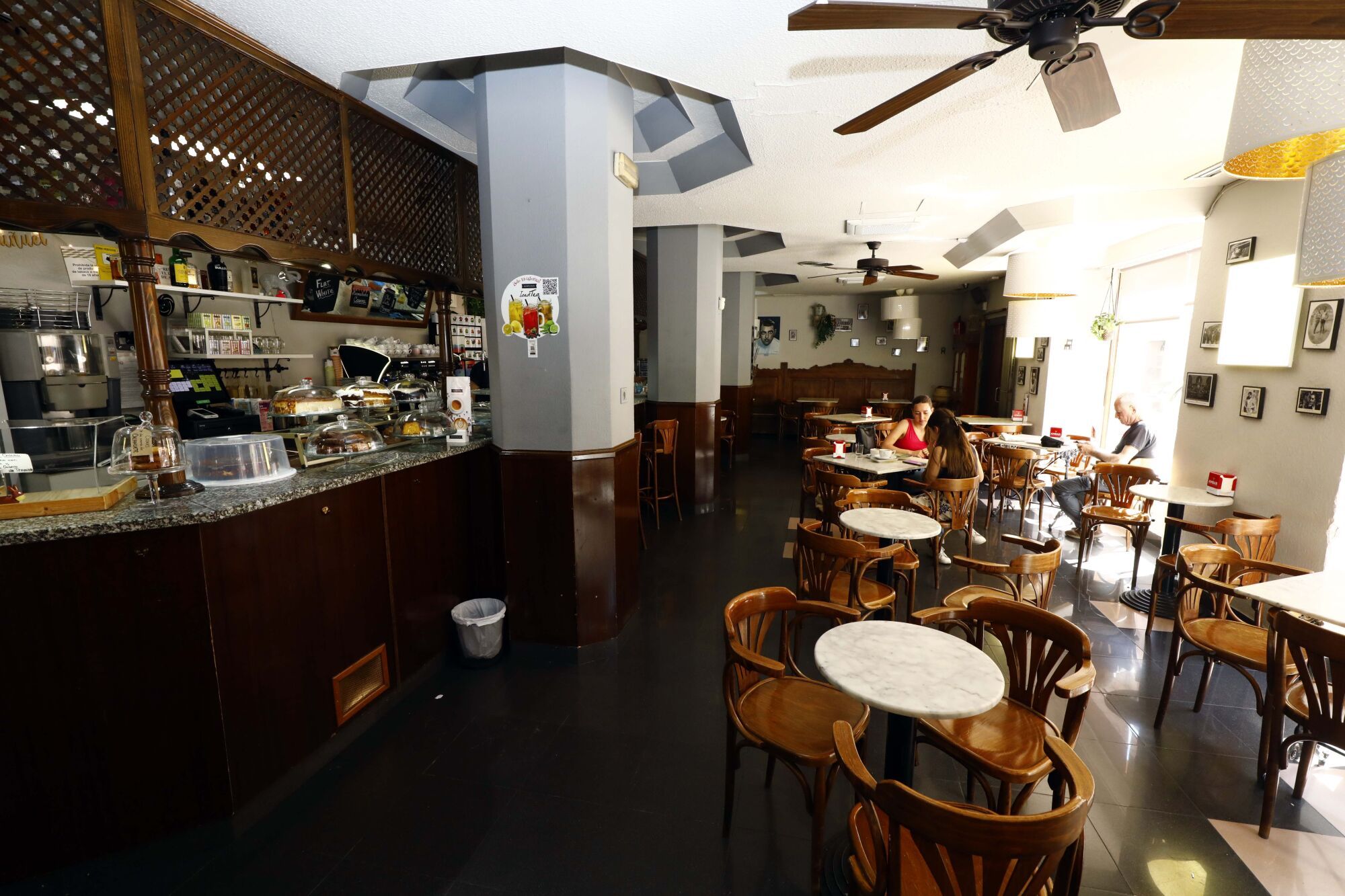 En imágenes | El Buñuel, el café de barrio de ambiente acogedor con una de las mejores tartas de queso de Zaragoza