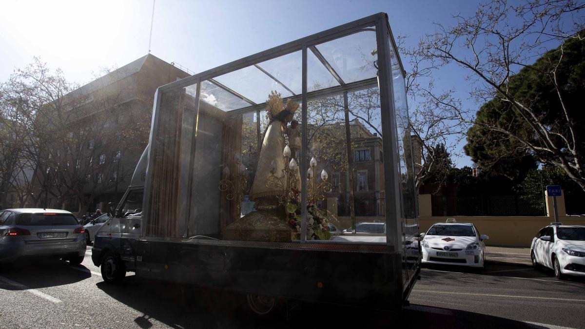 La Virgen de los Desamparados, en su &quot;Maremóvil&quot;.