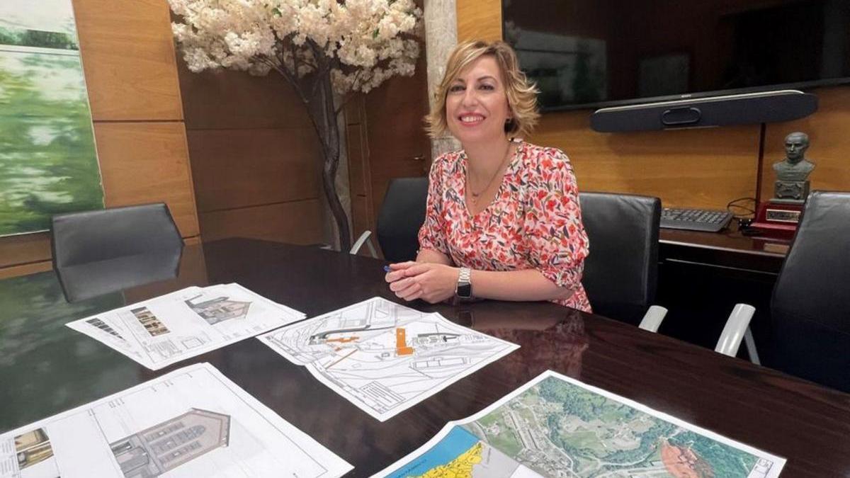 Susana Madera, concejala de Urbanismo de Siero, durante la presentación del proyecto. | A. S.