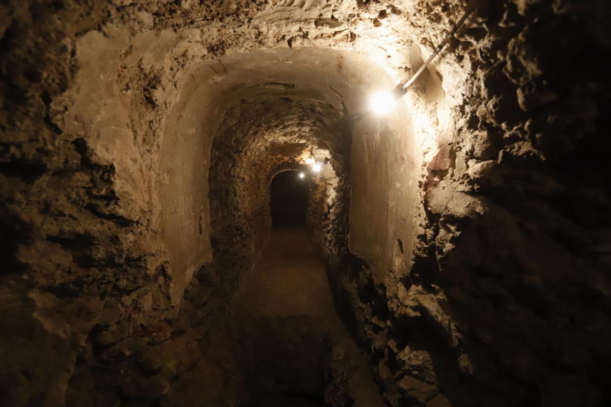 Bajo la Casa de la Mujer, en la calle Don Juan de Aragón, quedan todavía restos de una de las cloacas de la Caesaraugusta romana, que conformaban una red de varios kilómetros.