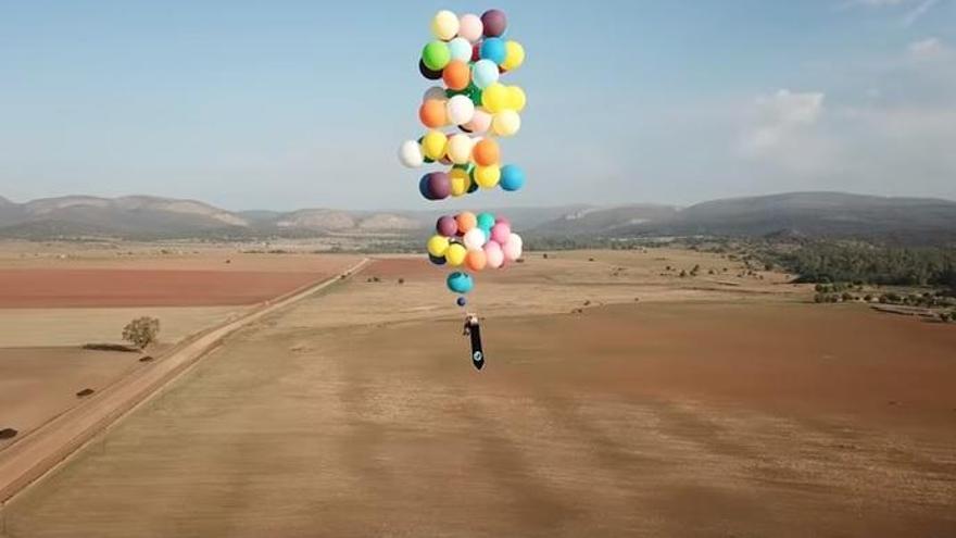 100 globos y una silla: el insólito viaje por el cielo de Sudáfrica