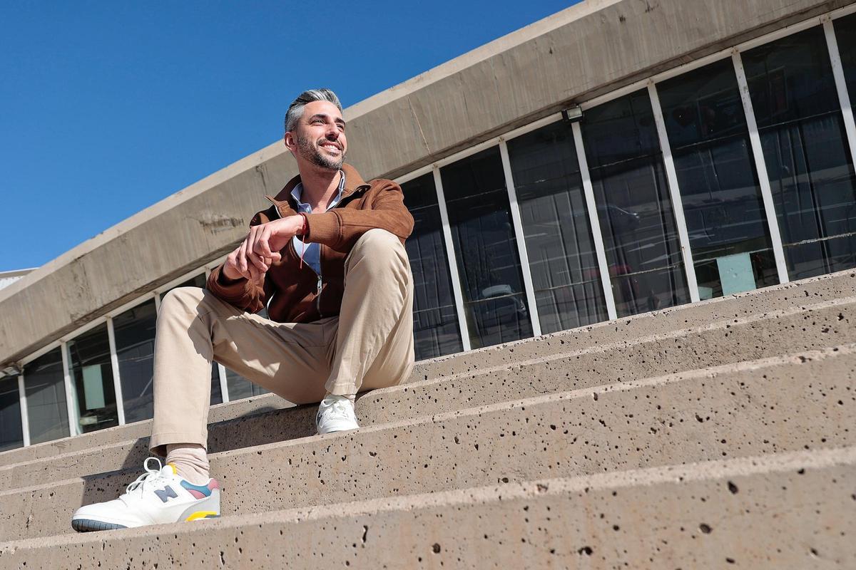 Caraballero, por fuera del recinto ferial para el que diseñó su primer escenario del Carnaval 2017.