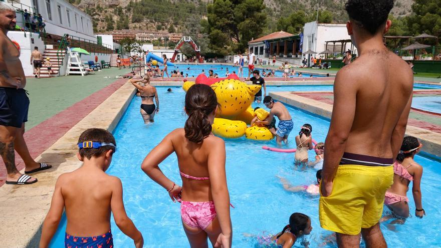 Alcoy abre gratis sus piscinas por la alerta roja de calor