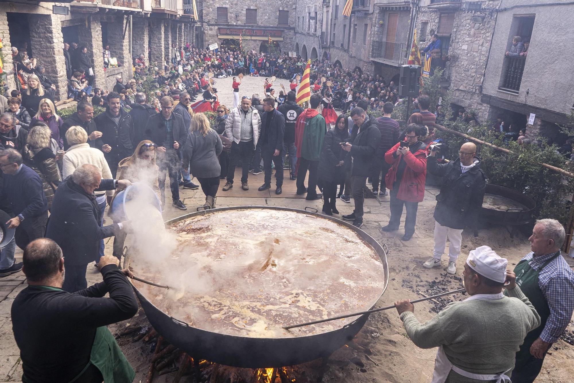 Bagà cuina el seu popular arròs per 2.500 persones