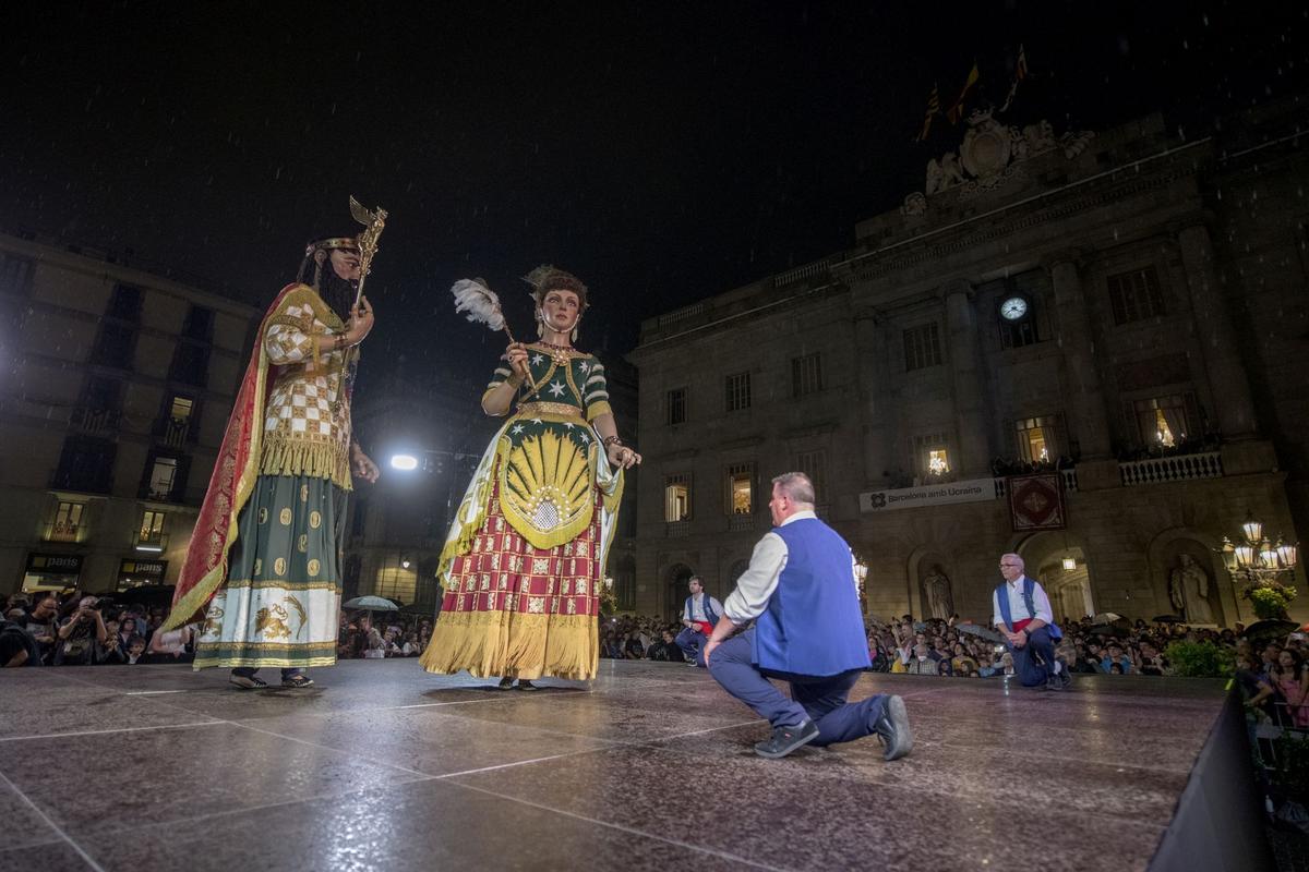 Los ‘gegants’ de Santa María del Mar durante los actos de inicio de las fiestas de la Mercè en la plaça Sant Jaume.