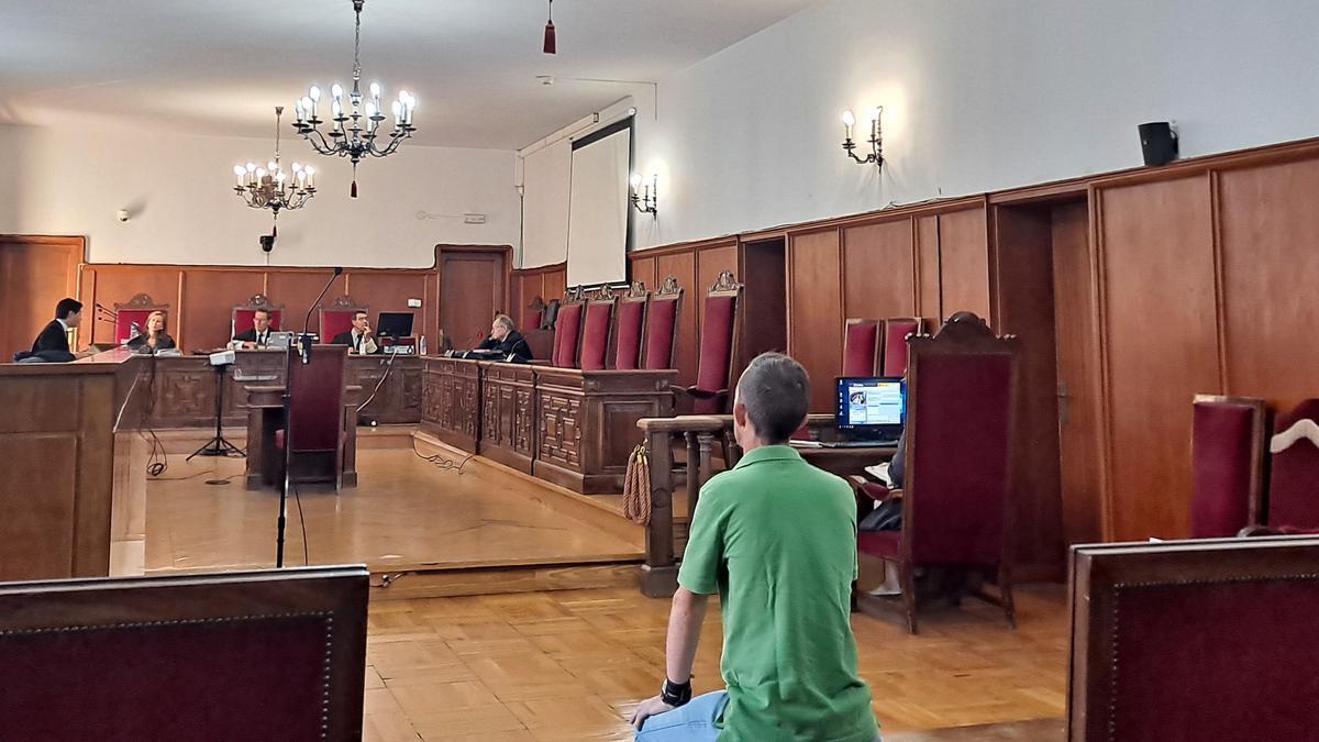 El acusado, este martes, al inicio del juicio en la Audiencia Provincial de Badajoz.